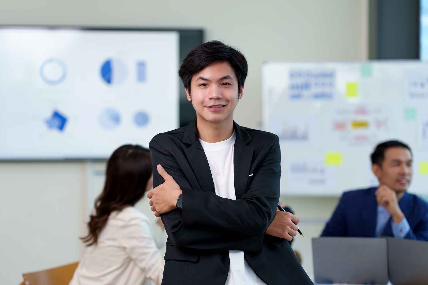 Confident Asian Businessman Stand In A Corporate Office Setting. - Jomipa Contabilidade